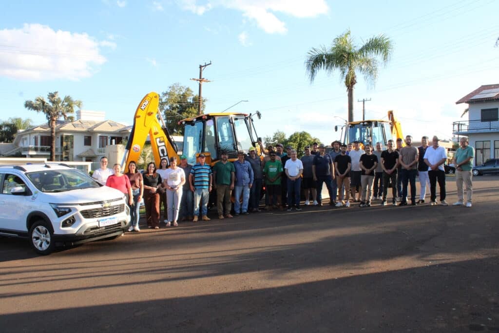 Humaitá recebe duas retroescavadeiras e uma Chevrolet Spin