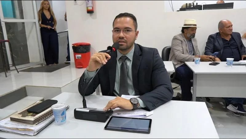 Vereador Ibrahim Neto solicita faixas de pedestres em frente às escolas e ampliação de cadeiras de hemodiálise em Codó