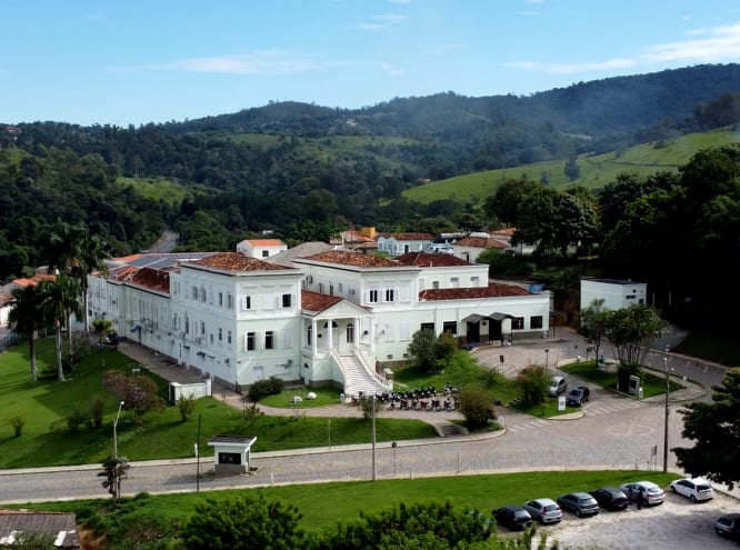 Prefeitura investe na troca de telhado da Santa Casa Anna Cintra