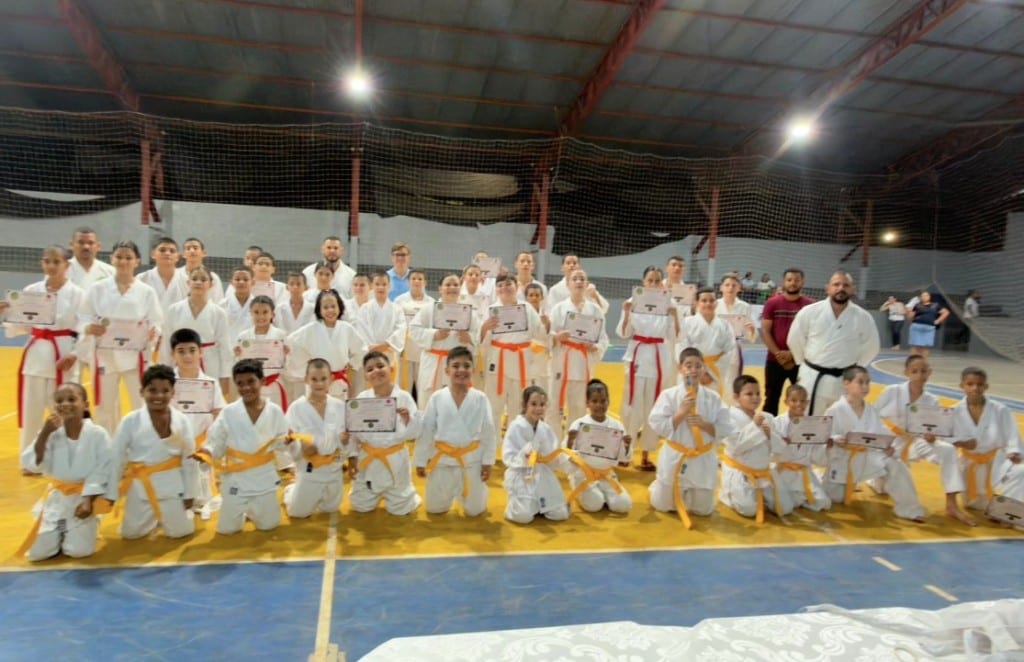 Prefeitura de Colíder certifica 46 alunos em graduação de karatê do Projeto Wazari