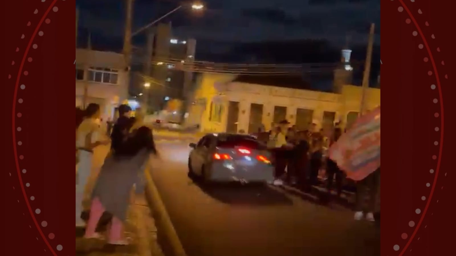 VÍDEO: mulher é atropelada por carro em alta velocidade durante comemoração pela vitória de Lula, no Paraná