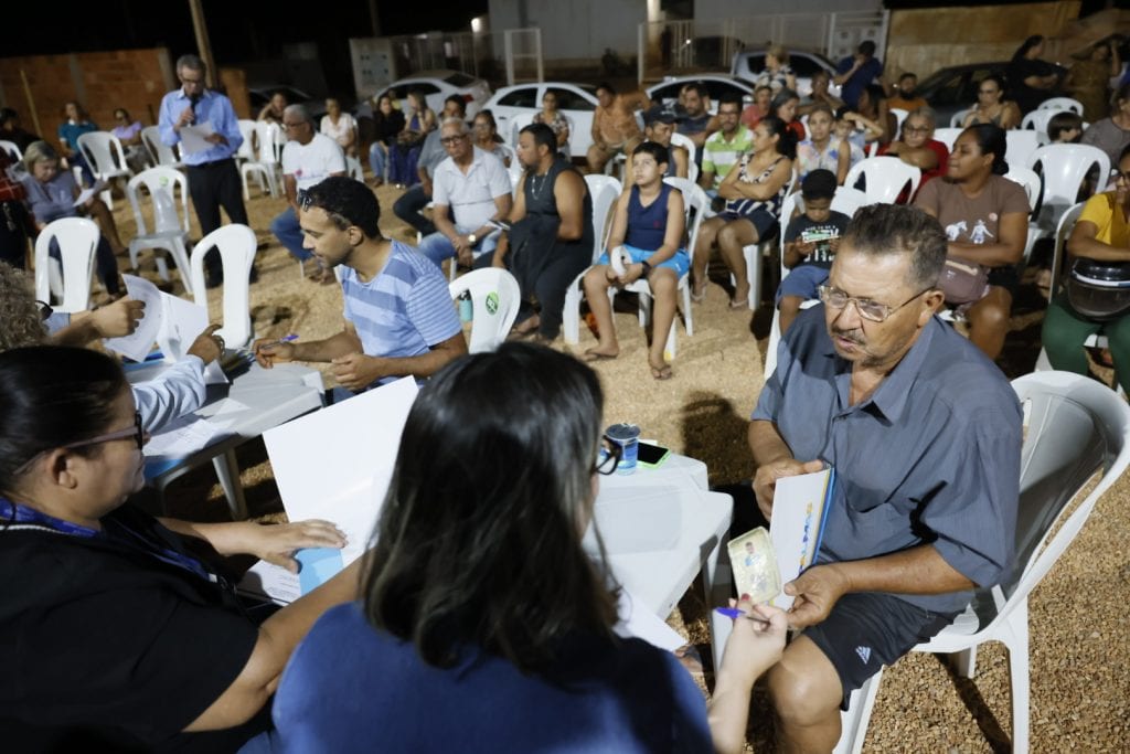Prefeito entrega títulos de propriedade a moradores do Lago Norte