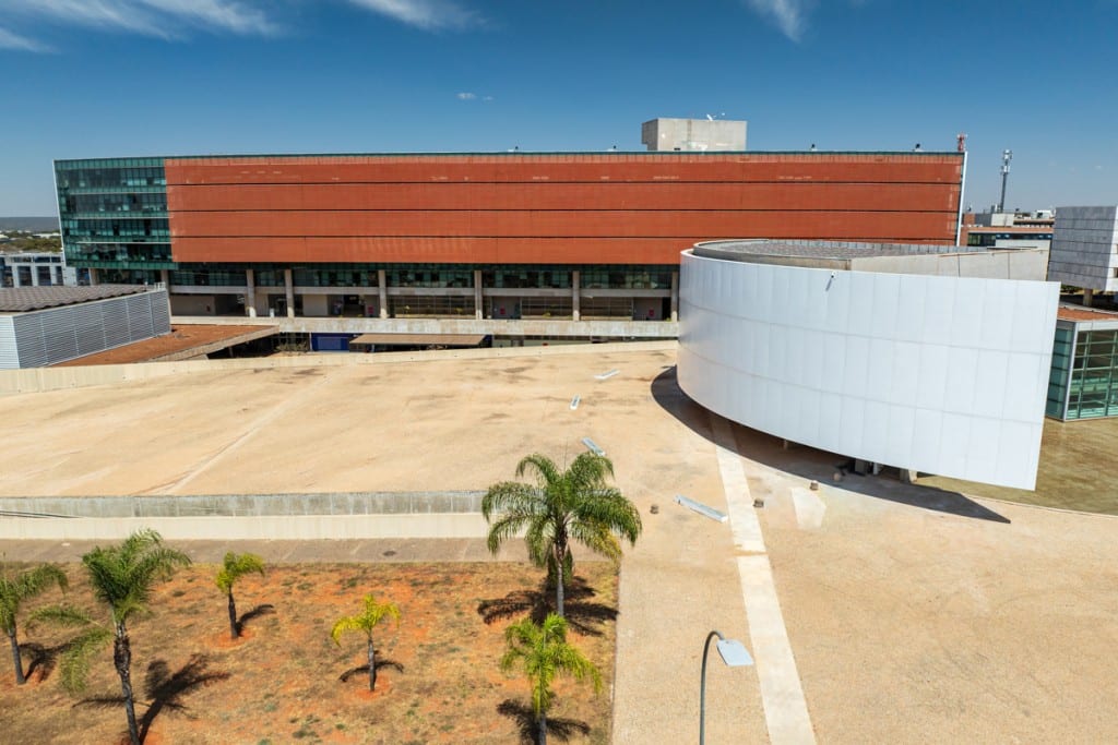 Câmara Legislativa do DF acumula competências de estado e município