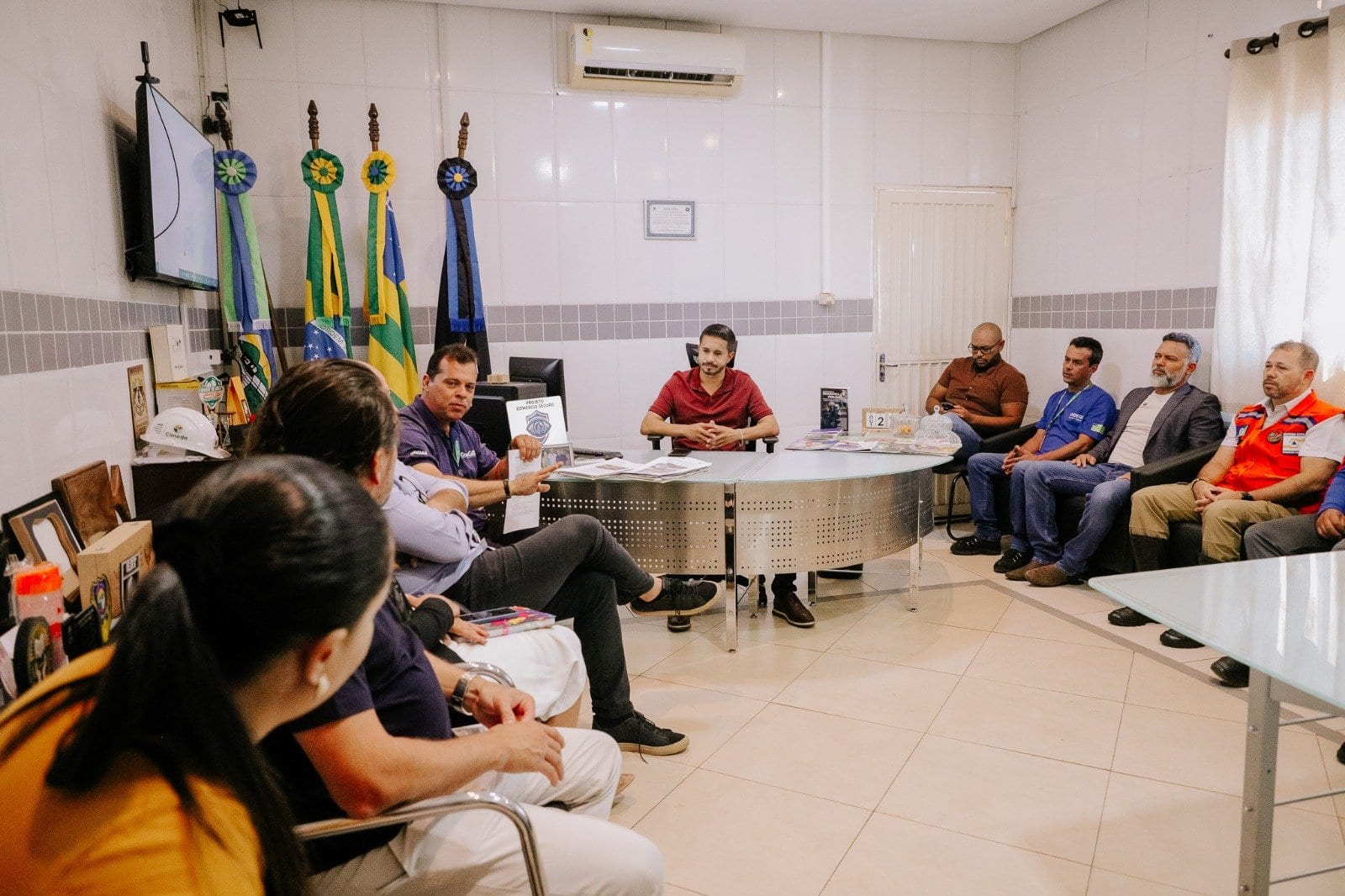 Senador Canedo apresenta sala de videomonitoramento com IA a empresários do DISC