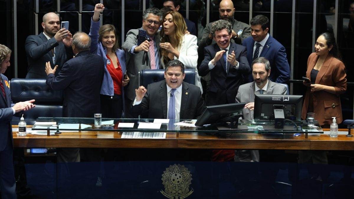 Mídia internacional destaca vitória de Lula com o fim da escala 6 X 1