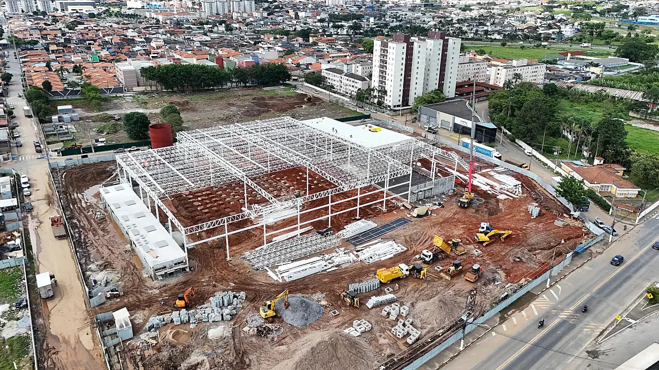 Construção da nova loja do Atacadão avança na Vila Figueira