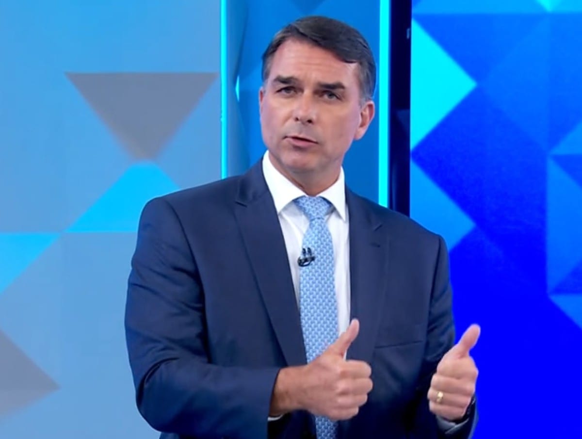 Treinado por Tarcísio, Flávio repete tática da 'decoreba' em debate da Globo