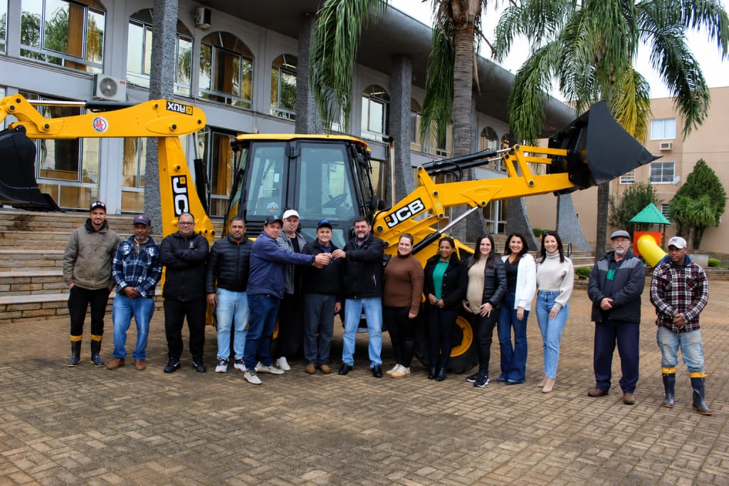 Colorado recebe retroescavadeira para Secretaria de Obras