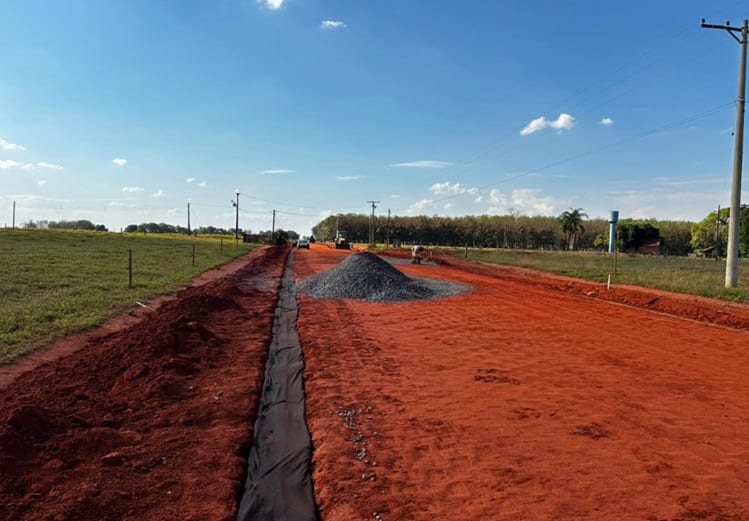 BRM-400: pavimentação avança com base e drenagem em Buritama