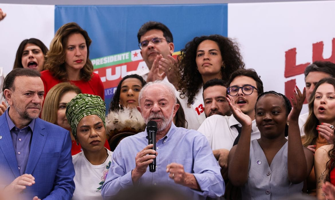 Lula cobra Flávio Bolsonaro sobre apoio ao fim da escala 6×1