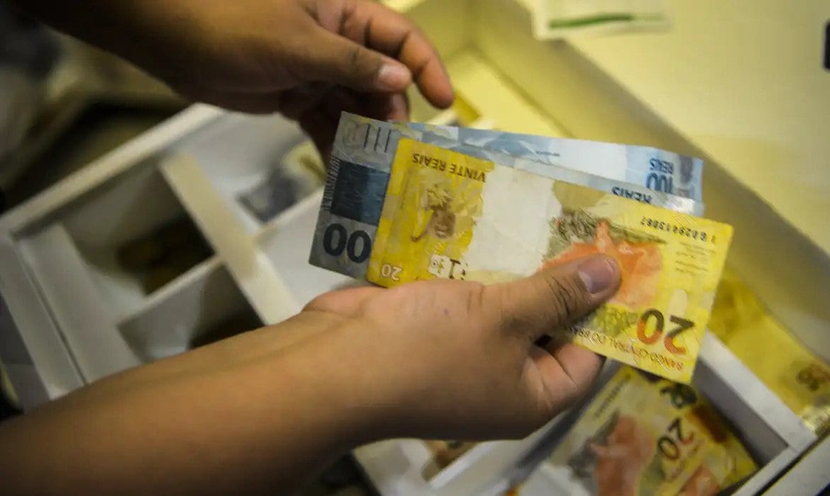 49% dos eleitores dizem votar em candidato que prometa aumento real do salário mínimo
