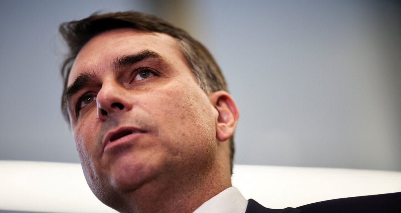 Flávio Bolsonaro se nega a afirmar que acredita em aquecimento global: ‘Não é sobre influência dos atos humanos’