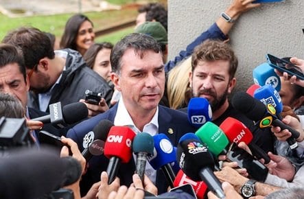 Equipe de Flávio estuda corte de 2% do PIB em despesas, diz Folha