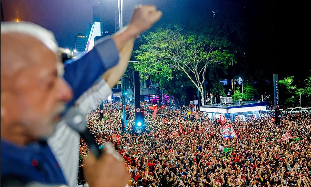 Brasileiros tomam as ruas para celebrar vitória histórica de Lula