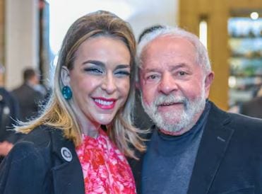 Lula disse que lobista nunca esteve ao lado dele, mas Roberta postou fotos com presidente