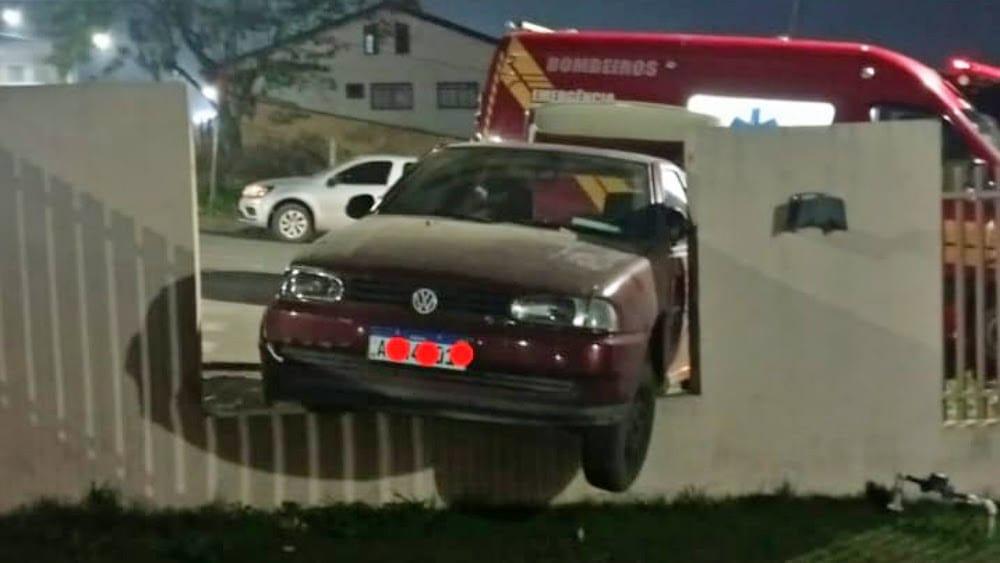 Acidente entre carro e muro deixa criança ferida no Planalto Norte