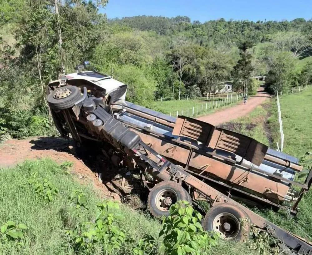 Caminhão de leite tomba na RSC-472 entre Tenente Portela e Palmitinho