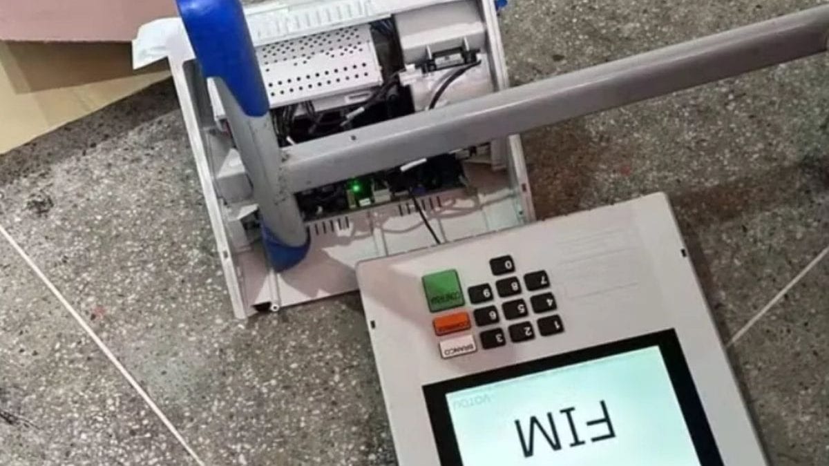 Eleitor tenta furar fila, perde o controle e quebra urna eletrônica durante votação no Ceará