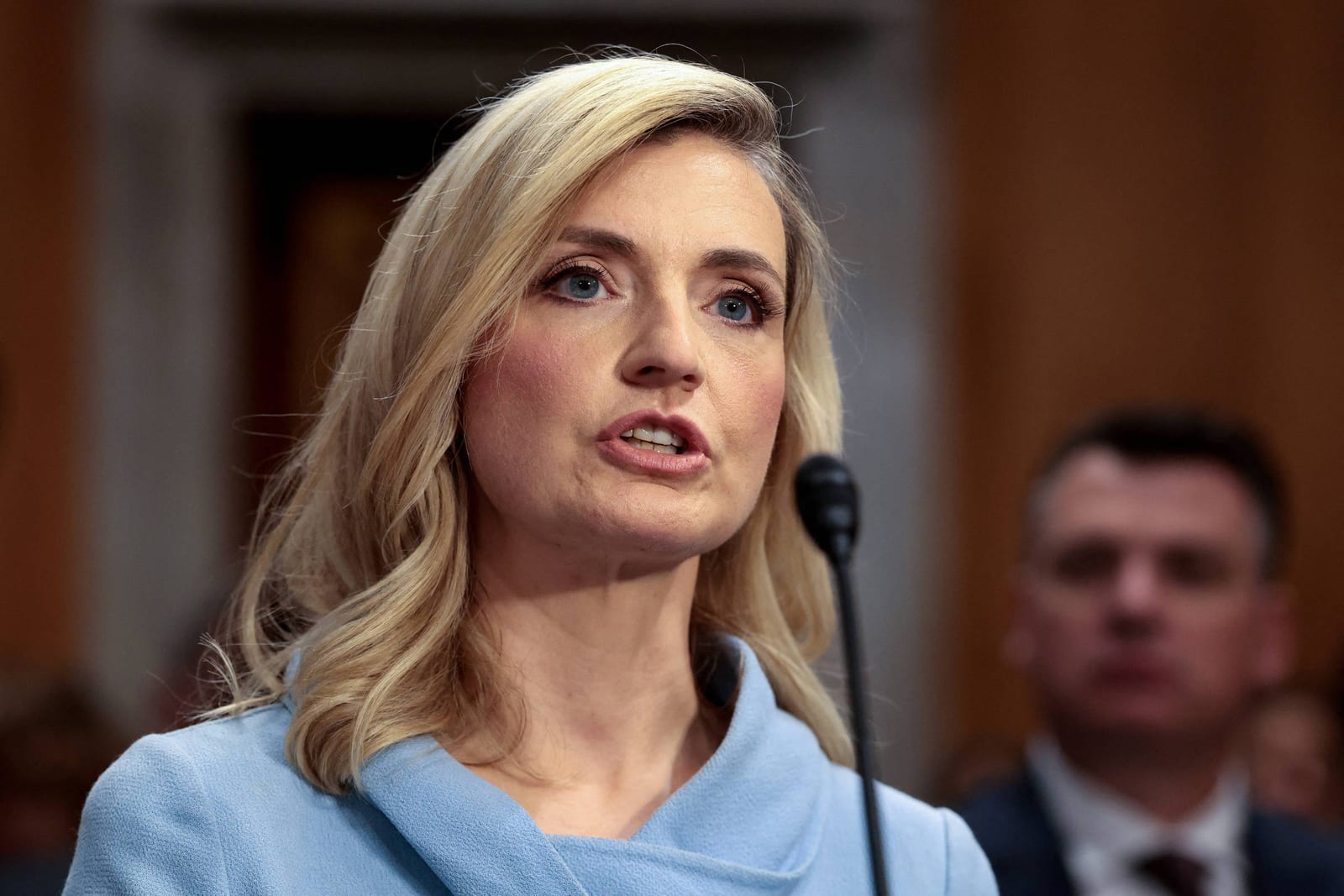 Funcionária do governo Trump chama de “censura” regra que fez X mudar algoritmo