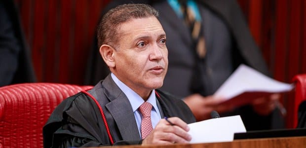Presidente do TSE pede que eleitor leve cola de papel em 4 de outubro