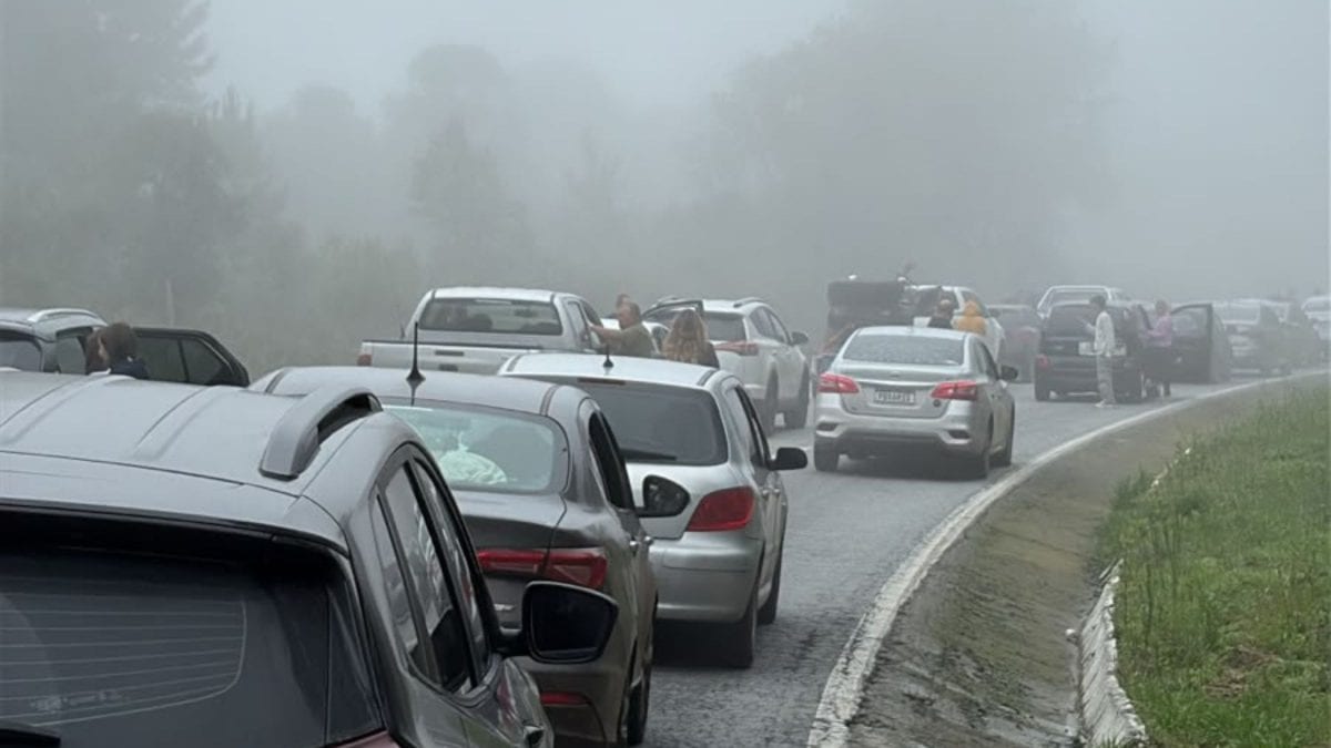 Acidente entre carro e caminhão, somado à forte neblina na BR-282, deixa motoristas parados há mais de uma hora na volta