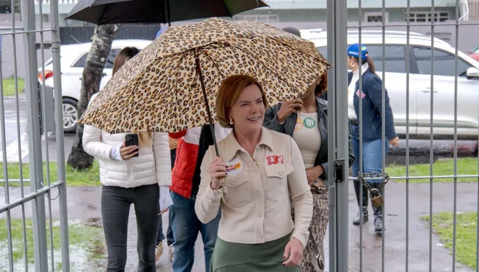 Gleisi vota em Curitiba antes das 9h deste domingo