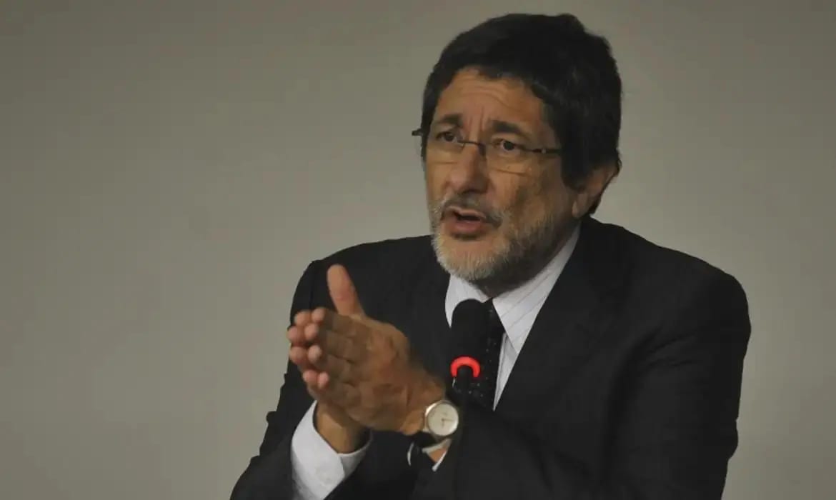 Coordenador do programa de Lula propõe recompra de títulos pelo Tesouro