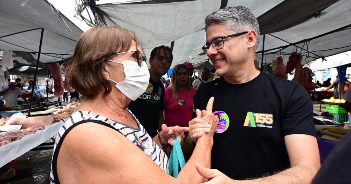 Delegado Alessandro recebe apoio espontâneo na feira do Eduardo Gomes
