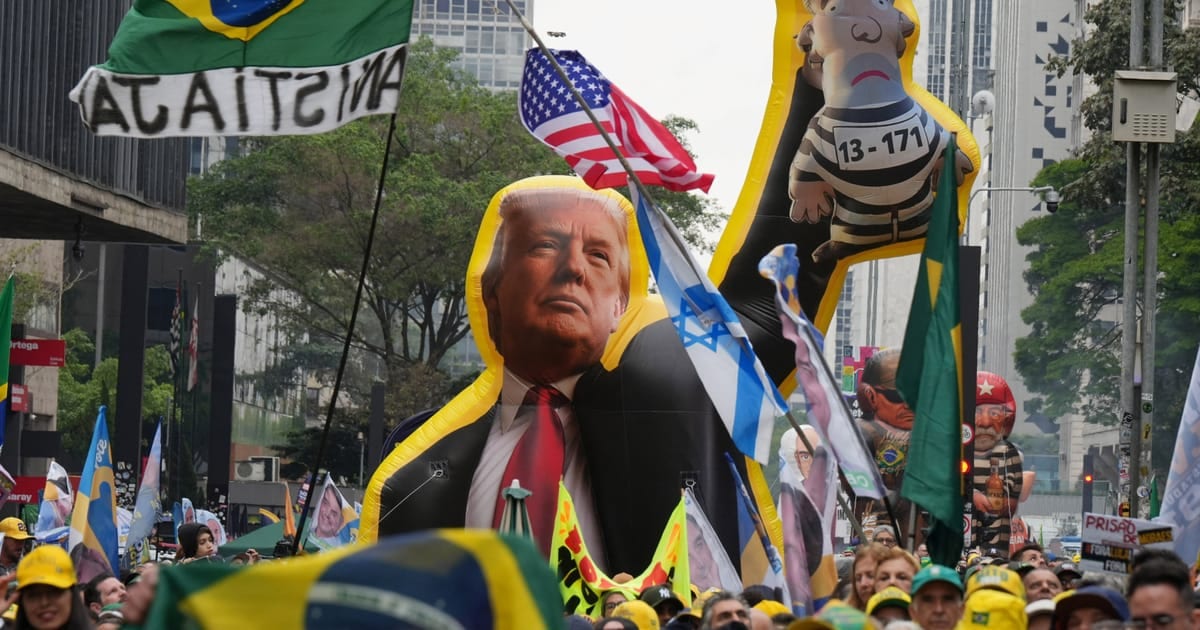 Trump elogia desempenho de Flávio Bolsonaro no primeiro turno das eleições