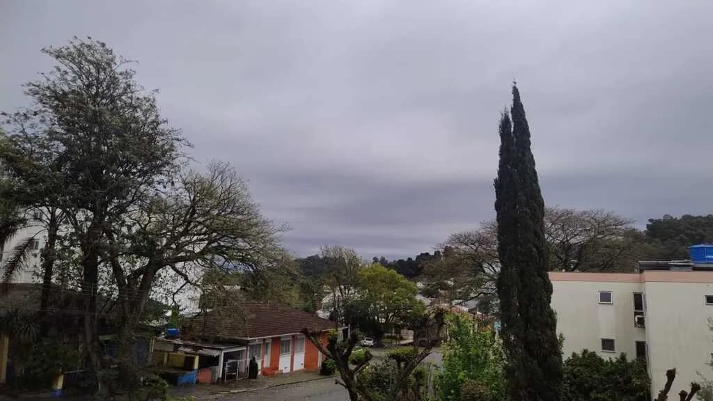Frente fria provoca chuva em todo o RS neste sábado; domingo de eleições terá instabilidade