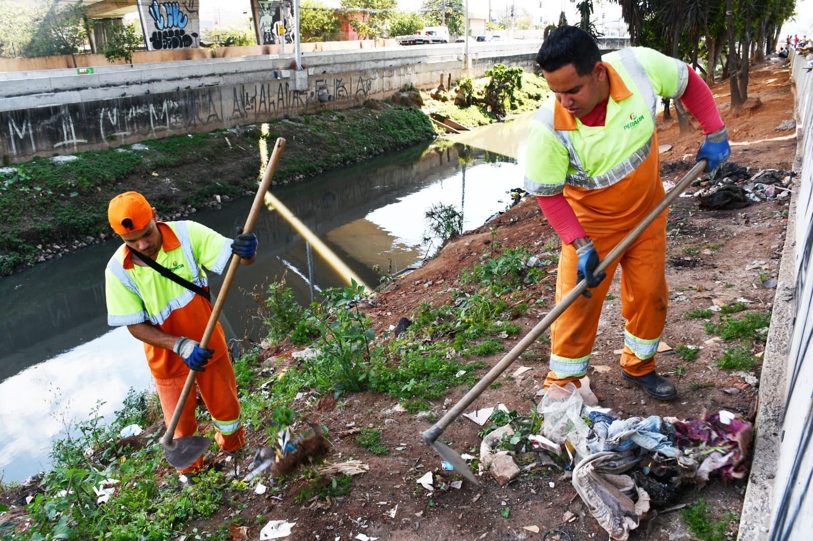 Santo André realiza obras para recuperar margem do Ribeirão dos Meninos