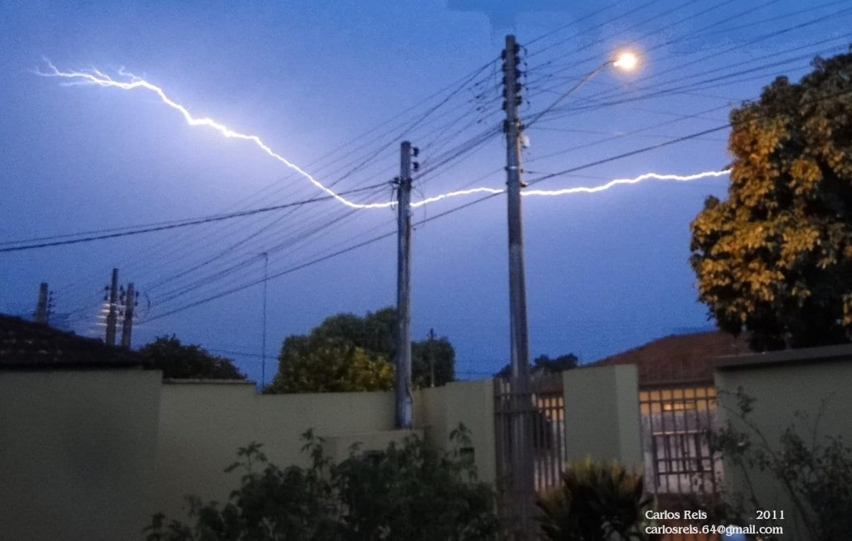NetClima registra mais de 12 mil raios durante a noite de segunda e madruga de terça-feira na região