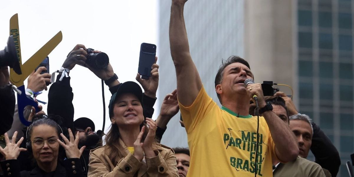 'A surpresa dos senhores é a mesma que a minha', diz advogado de Flávio