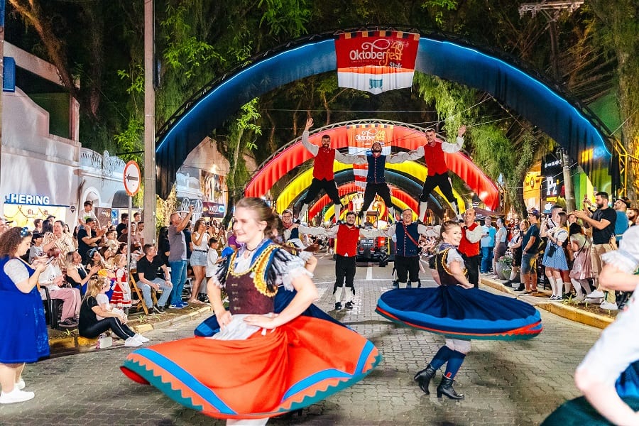 Festa da Alegria | Desfile noturno marca abertura da 41ª Oktoberfest
