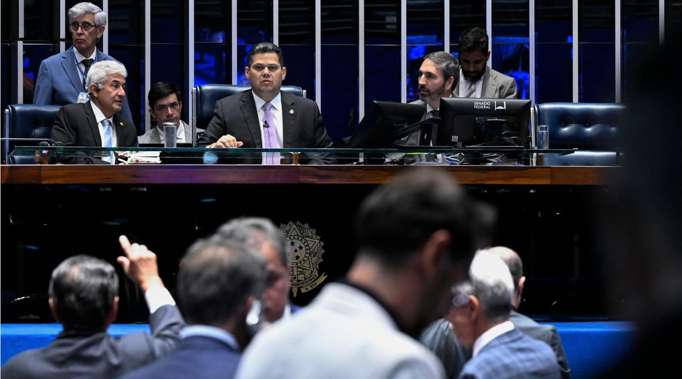 Oposição tenta adiar votação da escala 6×1 após “vitória” de Flávio Bolsonaro nas urnas