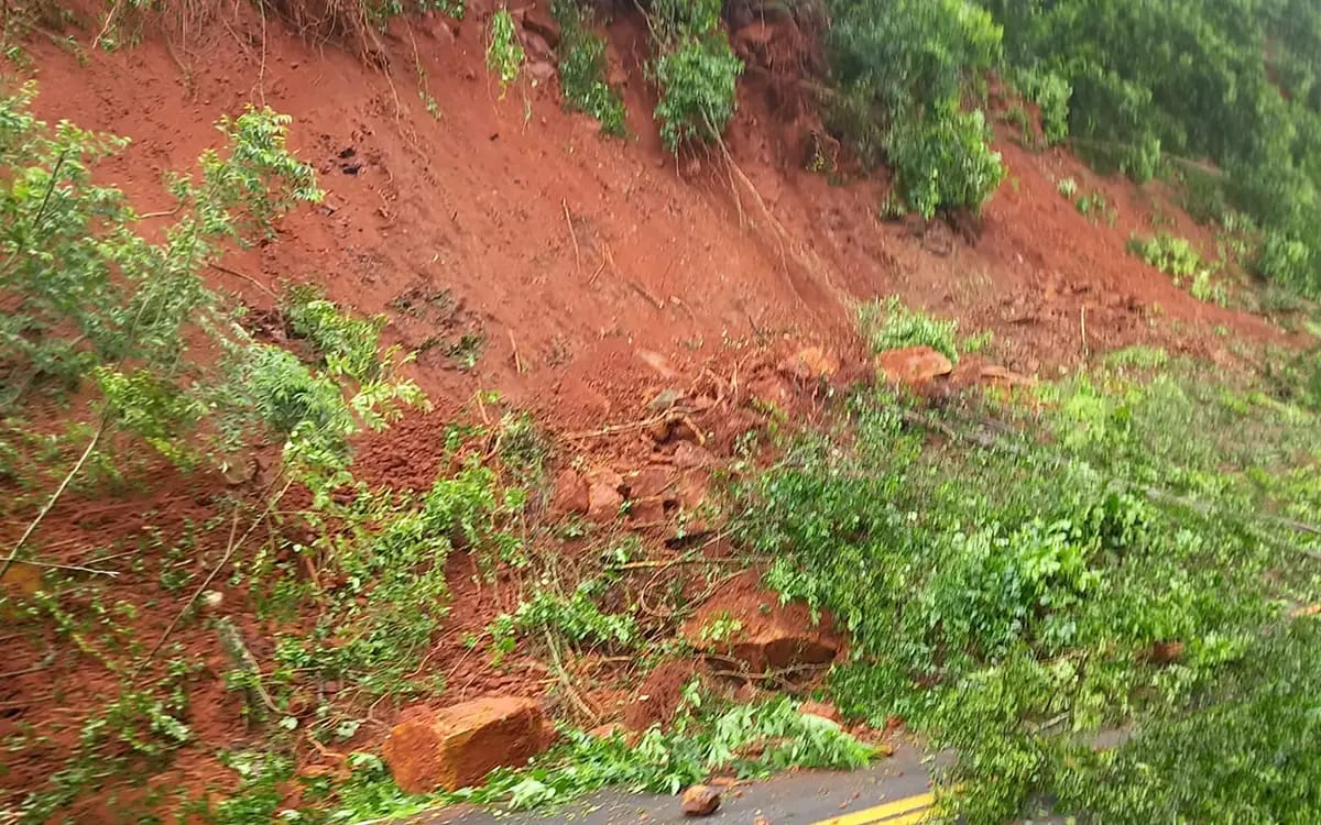 Queda de barreira interdita PR-281 entre Realeza e Planalto