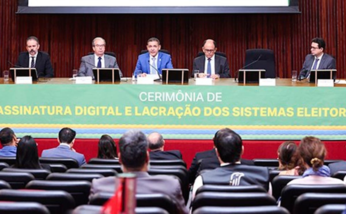 Sistemas das Eleições Gerais de 2026 são assinados digitalmente e lacrados pelo TSE