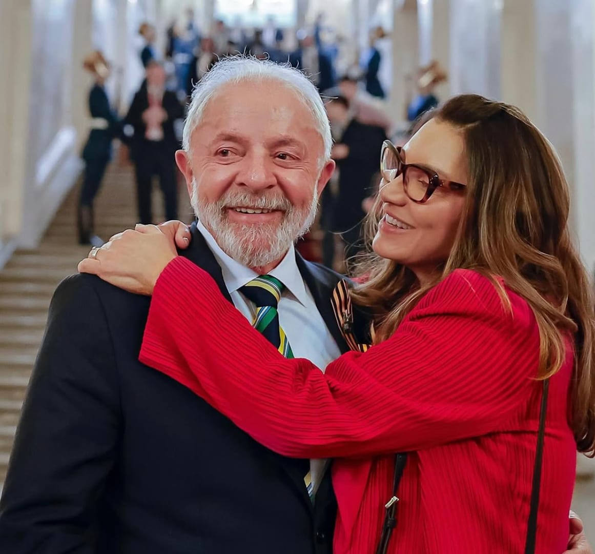 Janja vira alvo no PT por participação excessiva em campanha de Lula