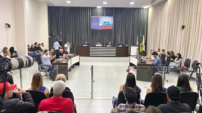 Sessão da Câmara de Apucarana é marcada por debates políticos e participação popular