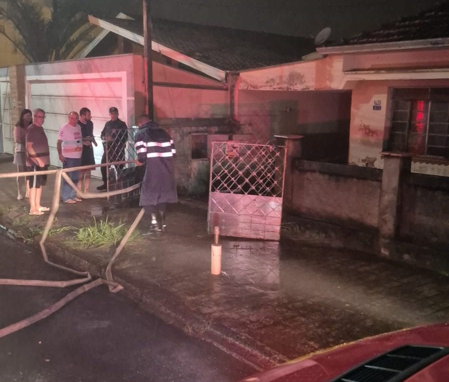 Incêndio atinge casa abandonada em Botucatu e mobiliza Bombeiros e Defesa Civil