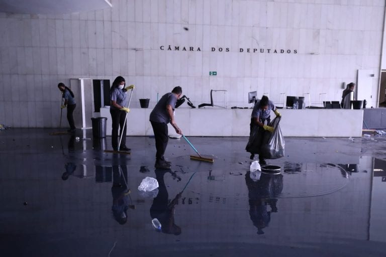 Projeto exige 30% de vagas para mulheres em contratos de serviços contínuos