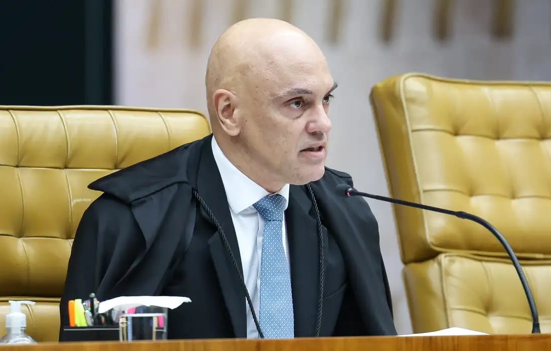 Moraes determina emissão de mandado de prisão contra Eduardo Bolsonaro