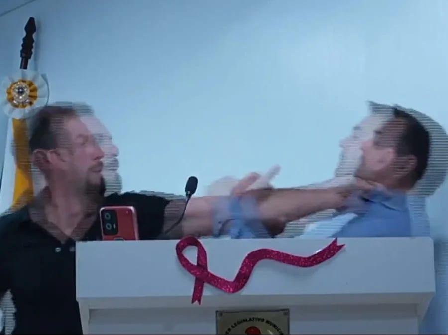 Vereador joga copo d’água em colega e sessão da Câmara termina em socos no interior do RS