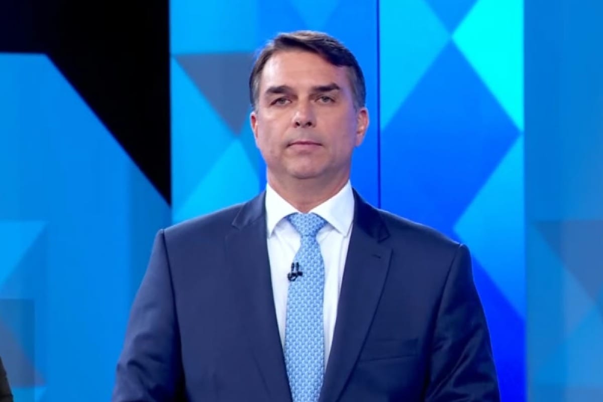 Após criticar tarifa zero, Flávio diz apoiar proposta de Lula