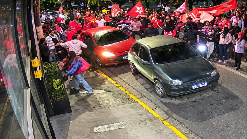 Motorista atropela manifestantes durante comemoração eleitoral na Grande SP