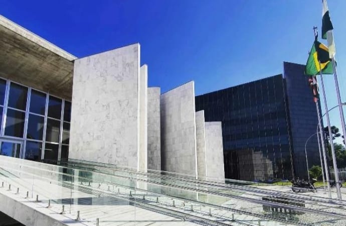 TCE-PR: município pode dar cesta de Natal a servidores, com limites legais