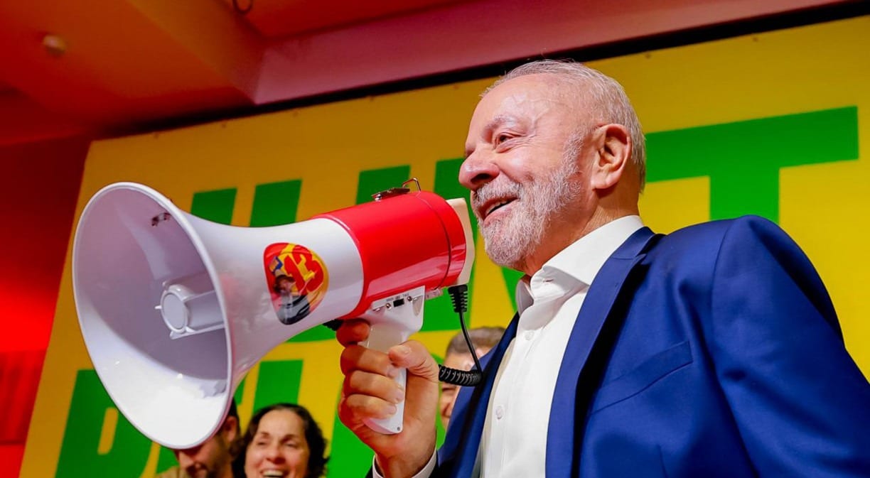 Lula diz querer ver como Flávio Bolsonaro irá votar na PEC do fim da escala 6x1