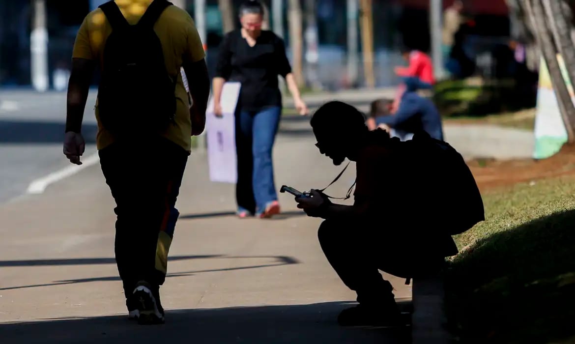Percentual de jovens nem-nem no Brasil cai para 22,4%, mostra estudo