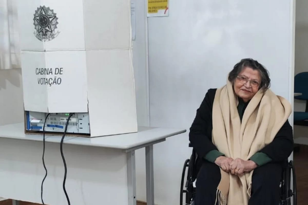 Aos cem anos, agricultora supera dificuldade de locomoção para votar no norte do RS