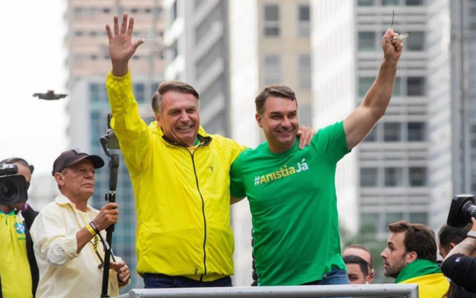 Visitas de Flávio a Jair Bolsonaro são liberadas por Alexandre de Moraes